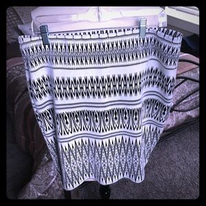 Dress barn white and black patterned pencil skirt